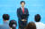 이용호 국민의힘 의원이 15일 서울 여의도 국회 소통관에서 기자회견을 열고 원내대표 출마를 선언한 뒤 기자들의 질의에 답하고 있다. 김경록 기자