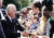 찰스 3세가 17일 시민들과 인사를 나누고 있다. AFP=연합뉴스 