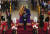 윌리엄 왕세자(가운데) 등 엘리자베스 2세 여왕의 손주 8명이 지난 17일(현지시간) 여왕의 관을 지키고 있다. [AP=연합뉴스]