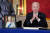 조 바이든 미국 대통령이 18일(현지시간) 영국 런던 랭커스터 하우스에서 엘리자베스 2세 여왕 조문록에 글을 쓸 준비를 하고 있다. 로이터=연합뉴스