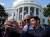 조 바이든 미국 대통령(가운데)이 지난 13일 백악관에서 연 인플레이션 감축법 통과 축하 행사에서 참석자들과 사진을 찍고 있다. 로이터=연합뉴스