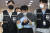 서울 지하철 2호선 신당역에서 여성 역무원을 살해한 혐의로 체포된 남성 전모(31)씨가 지난 16일 오후 영장실질심사를 받기 위해 서울남대문경찰서에서 호송차량으로 이동하고 있다. 뉴스1