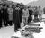 1972년 4월 3일 국산병기 시험발사 행사에서 시제품을 살펴보는 박정희 전 대통령(왼쪽에서 네번째). 정부기록사진집