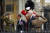 조 바이든 미국 대통령 부부가 19일(현지시간) 영국 웨스트민스터 사원에서 열린 엘리자베스 2세 장례식에 무공훈장 수상자에 뒤를 따라 입장하고 있다. AP=연합뉴스