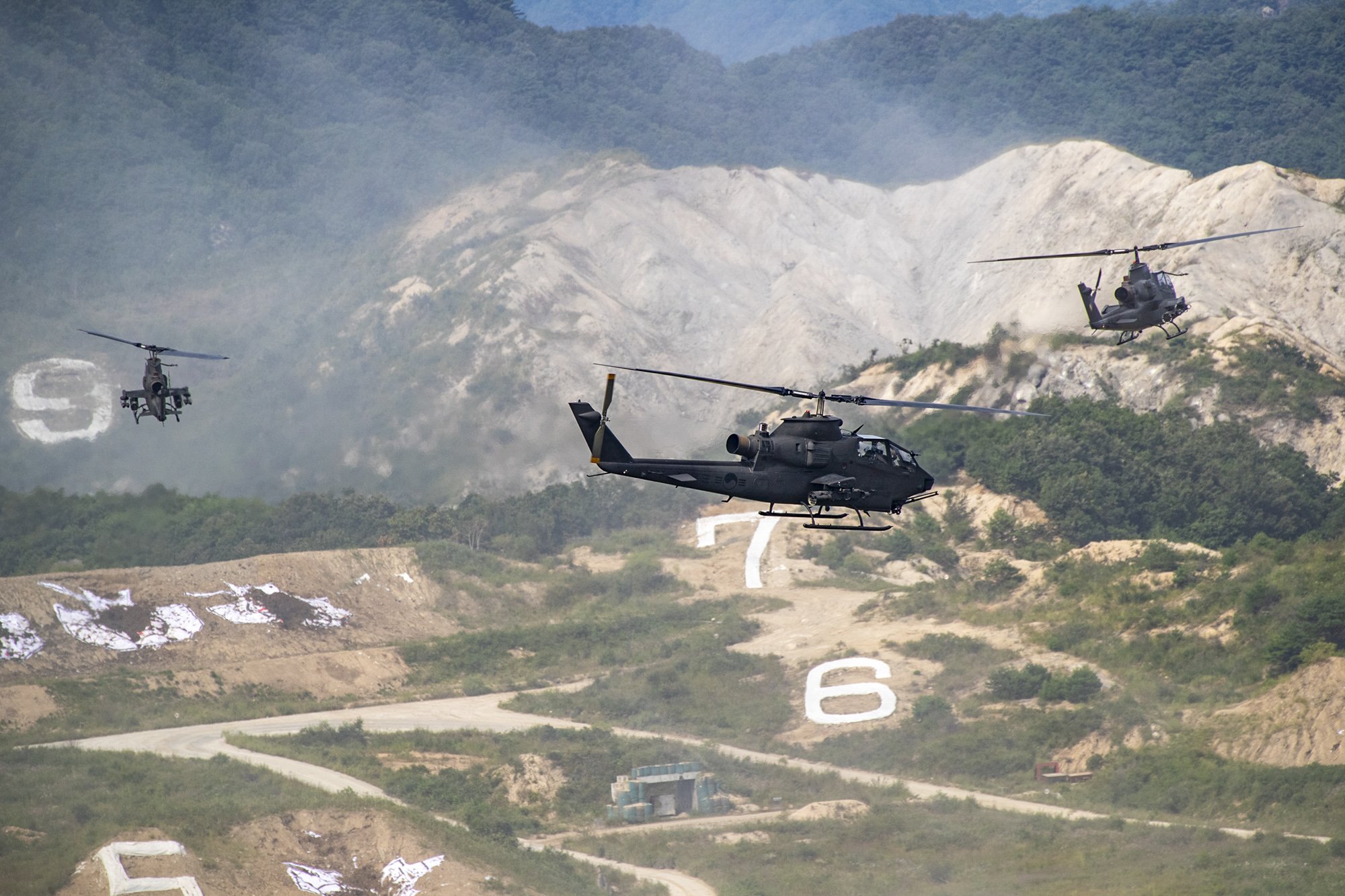 AH-1S 코브라 공격헬기가 기동하고 있다. 사진 육군
