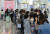 2일 오후 인천공항 제1여객터미널 출국장에서 여행객들이 탑승수속을 기다리고 있다. 뉴스1