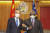 지난 5월 솔로몬제도 수도 호니아라에서왕이 중국 외교부장(왼쪽)이 머내시 소가바레 솔로몬제도 총리를 만나고 있다. 신화=연합뉴스