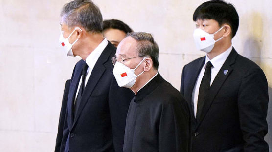 英 여왕 국장 중 흰 마스크 유독 튀었다…尹과 같은 줄 왕치산