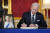  조 바이든 미국 대통령이 18일(현지시간) 엘리자베스 2세 여왕의 장례식을 하루 앞두고 런던 랭커스터하우스에 마련된 여왕의 조문록에 서명하고 있다. AP=연합뉴스