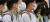 20일 서울 광진구 어린이대공원에 마스크를 쓴 어린이들이 앉아 있다. 연합뉴스