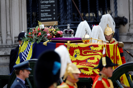 엘리자베스 2세 여왕 운구행렬 도착…장례식 시작