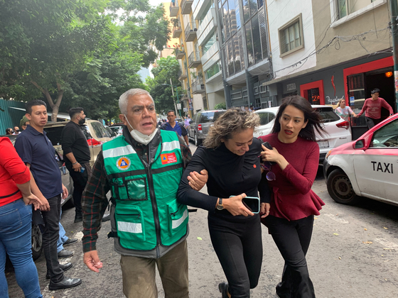  멕시코 서부 연안에서 강진이 발생한  19 일(현지시간) 멕시코시티 폴랑코 도심에서 주민들이 건물 밖에 대피해 있다. 로이터=연합 