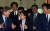 지난 2017년 7월 4일 청와대에서 장관 임명장 수여식을 마친 문재인 전 대통령(가장 왼쪽)이 김은경 환경부 장관(가운데), 임종석 비서실장(오른쪽)과 대화하며 환담장으로 이동하고 있다. 청와대사진기자단
