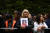 영국 시민들이 19일 엘리자베스 2세 여왕의 장례식이 진행되는 웨스트민스터 사원 앞으로 모여들고 있다. 로이터=연합뉴스