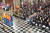 19일(현지시간) 영국 런던 웨스트민스터 사원에서 거행된 엘리자베스 2세 영국 여왕 국장에 참석한 세계 정상급 조문객들이 앉아 있다. 왕치산 중국 국가주석과 류샤오밍 한반도사무특별대표가 유일하게 흰색 마스크를 쓰고 있다. AFP=연합뉴스