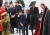 조지 왕자(가운데)와 샬럿 공주가 엄마 케이트 미들턴 왕세자비와 함께 19일 엘리자베스 2세 여왕의 장례식이 열리는 런던 웨스트민스터 사원으로 들어가고 있다. 로이터=연합뉴스