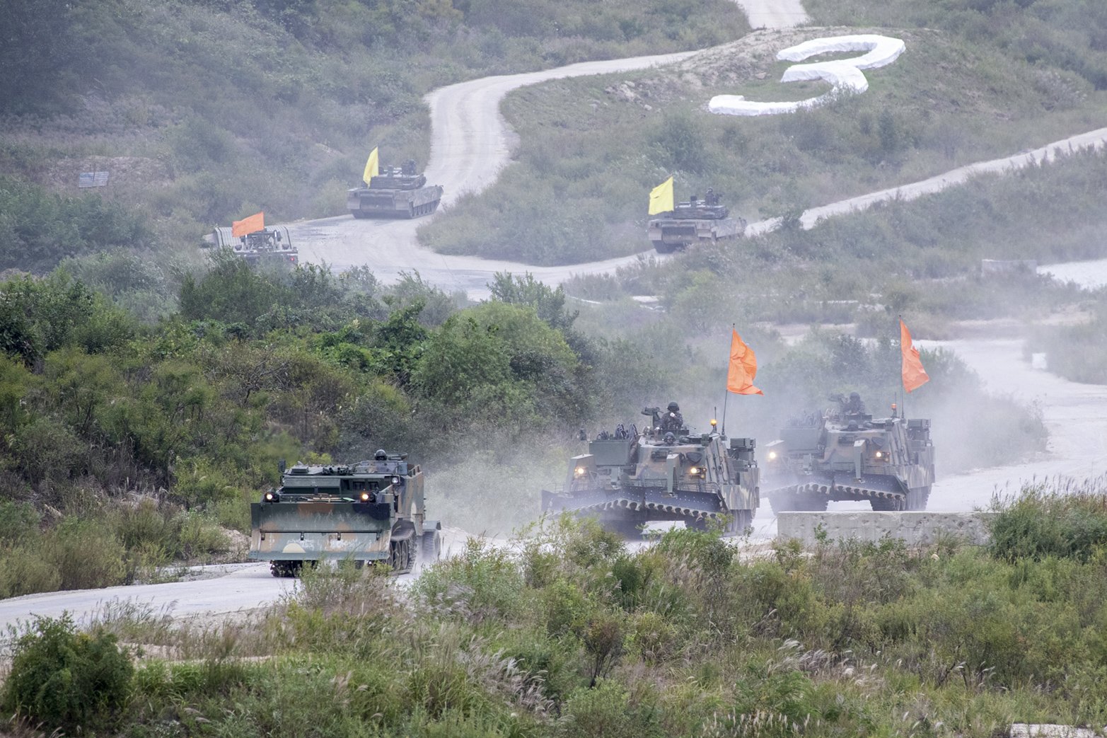 KM9ACE 전투장갑도저와 K600 코뿔소 장애물개척전차 등 공병 장비가 기동하고 있다. 사진 육군