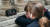 19일 오전(현지시간) 영국 런던 웨스트민스터 사원 인근에서 어린이들이 엘리자베스 2세 여왕 국장 생중계를 스마트폰으로 보고 있다. 뉴스1
