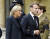 웨스트민스터 사원에 도착한 에마뉘엘 마크롱 프랑스 대통령과 부인 브리지트 여사. [AP=연합뉴스]