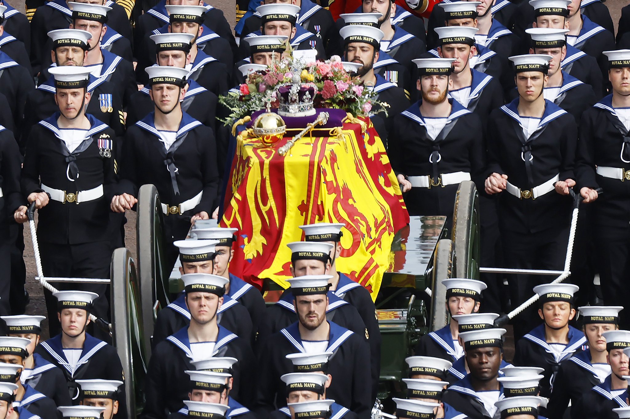 영국 왕립 해군 군인들이 19일(현지시간) 영국 런던의 웨스트민스터 홀에서 고 엘리자베스 2세 영국 여왕의 관이 실린 포차를 끌고 장례식장인 웨스트민스터 사원으로 향하고 있다. Ap=연합뉴스