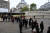 19일 엘리자베스 2세 여왕의 장례식 참석자들이 버스에서 내려 영국 런던 웨스트민스터 사원으로 들어가고 있다. [로이터=연합뉴스]