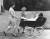 1960년 스코틀랜드 밸모럴 성에서 단란한 때를 보내는 엘리자베스 2세(맨 왼쪽)와 앤 공주(가운데). 62년 후, 이곳에서 어머니는 숨을 거두었고 앤 공주가 운구를 런던으로 모시는 책임을 맡았다. AP=연합뉴스