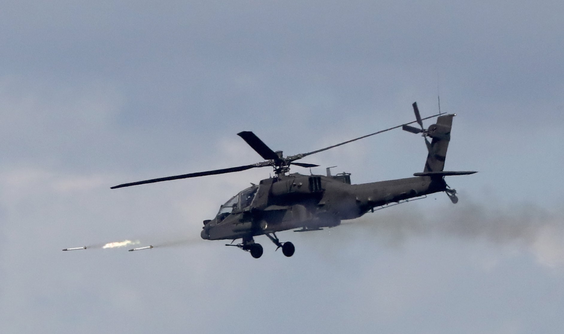 육군 아파치 헬기가 적진을 향해 사격하고 있다. 사진 육군