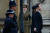 19일(현지시간) 영국 런던 웨스트민스터 사원에서 열린 엘리자베스 2세 여왕 국장에 참석하러 가는 윤석열 대통령과 김건희 여사. [뉴스1]