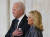 조 바이든 미국 대통령과 부인 질 바이든 여사가 18일(현지시간) 엘리자베스 2세 영국 여왕의 관이 안치된 런던 웨스트민스터 홀을 찾아 추모를 하고 있다. AFP=뉴스1