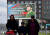 지난 20일 러시아 상트페테르부르크의 러시아 군인 모집 광고판 아래에서 러시아인들이 걸어가고 있다. AFP=연합뉴스
