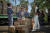 넷플릭스 드라마 '수리남'에서 국정원 요원 최창호 역을 맡은 박해수는 마약왕 전요환(황정민)을 잡기 위해 스스로 국제사업가(오른쪽)로 위장한다.  사진 넷플릭스