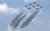 공군 특수비행단 블랙이글스가 21일 오후 서울 여의도 한강공원 상공에서 연습 비행을 하고 있다. 김성룡 기자