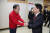 홍준표 대구시장과 국민의힘 안철수 의원이 21일 대구시청 산격청사에 만나 악수하고 있다. 연합뉴스