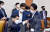 지난달 1일 서울 여의도 국회에서 열린 기획재정위원회 전체회의에서 박대출 위원장(왼쪽부터)과 야당 간사인 신동근 민주당 의원, 여당 간사인 류성걸 국민의힘 의원이 대화하고 있다. 뉴스1