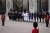 버킹엄궁의 직원들이 19일 엘리자베스 여왕 장례식에서 줄을 맞춰 애도를 표하고 있다. AP=연합뉴스