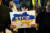 푸틴 대통령의 동원령에 '전쟁을 멈춰라'라는 피켓을 들고 반대 시위에 나선 시민. AP=연합뉴스