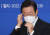 이재명 민주당 대표가 22일 국회에서 열린 상임고문단 간담회에서 발언하기 위해 마스크를 벗고 있다. 김경록 기자