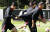 축구대표팀 손흥민(왼쪽)이 훈련 도중 김민재 유니폼을 잡아 당기며 장난 치고 있다. 둘은 23일 코스타리카와의 평가전에서 공수를 책임진다. 연합뉴스
