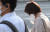 정부가 오는 26일부터 50인 이상 야외에서의 마스크 착용 의무를 전면 해제한다고 발표했다. 23일 서울 도심 출근길 시민들 모습. 뉴스1