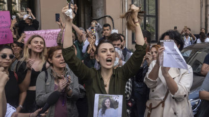 美 기자에도 '히잡 생트집' 대통령…거세지는 이란 반정부 시위