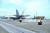 미국 해군이 핵추진 항공모함 로널드 레이건함(CVN 76) 갑판에서 F/A-18F 수퍼 호넷 전투기가 이륙하려고 하고 있다. 로널드 레이건함은 28일부터 필리핀해에서 니미츠함(CVN 68)과 합동 훈련을 벌이고 있다. [사진 미 해군]