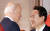 윤석열 대통령이 지난 21일(현지시간) 뉴욕 한 빌딩에서 열린 글로벌펀드 제7차 재정공약회의를 마친 후 조 바이든 미국 대통령과 대화하고 있다. 뉴시스