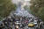지난 21일 이란 수도 테헤란에서 시위대가 도로를 점거하고 반정부 시위를 벌이고 있다. AP=연합뉴스