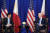 지난 22일 미국 뉴욕에서 페르디난드 마르코스 주니어 필리핀 대통령(왼쪽)과 조 바이든 미국 대통령이 정상회담을 하고 있다. AP=연합뉴스