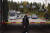23일(현지시간) 러시아에서 육로로 이어지는 핀란드 남부 발리마 검문소 앞에 차들이 국경을 넘기 위해 줄지어 서 있다. AFP=연합뉴스