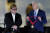 23일(현지시간) 백악관에서 공연한 영국 가수 엘튼 존이 조 바이든 미국 대통령으로부터 훈장을 받고 있다. AP=연합뉴스