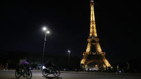 자정 넘자 파리는 암흑…밤 11시 45분 에펠탑 돌연 소등, 왜