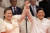  사라 두테르테 필리핀 부통령(왼쪽)과 페르디난드 마르코스 주니어 필리핀 대통령이 지난 6월 30일 필리핀 마닐라에서 열린 취임식에서 함께 손을 잡고 지지자들에게 환호하고 있다. 로이터=연합뉴스