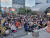 24일 오후 6시 서울 마포구 상암동 MBC 앞에서 집회를 이어가고 있는 마포구 주민들. 이수민 기자