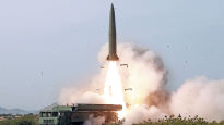 北 또 탄도미사일…이번엔 美핵항모·핵잠 훈련 장소로 쐈다